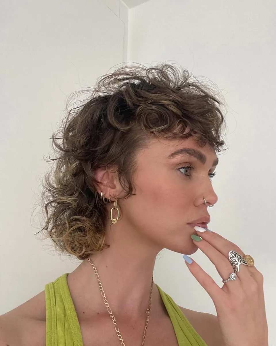 The Wolf Cut: The Edgy, Textured Hairstyle Dominating 2026