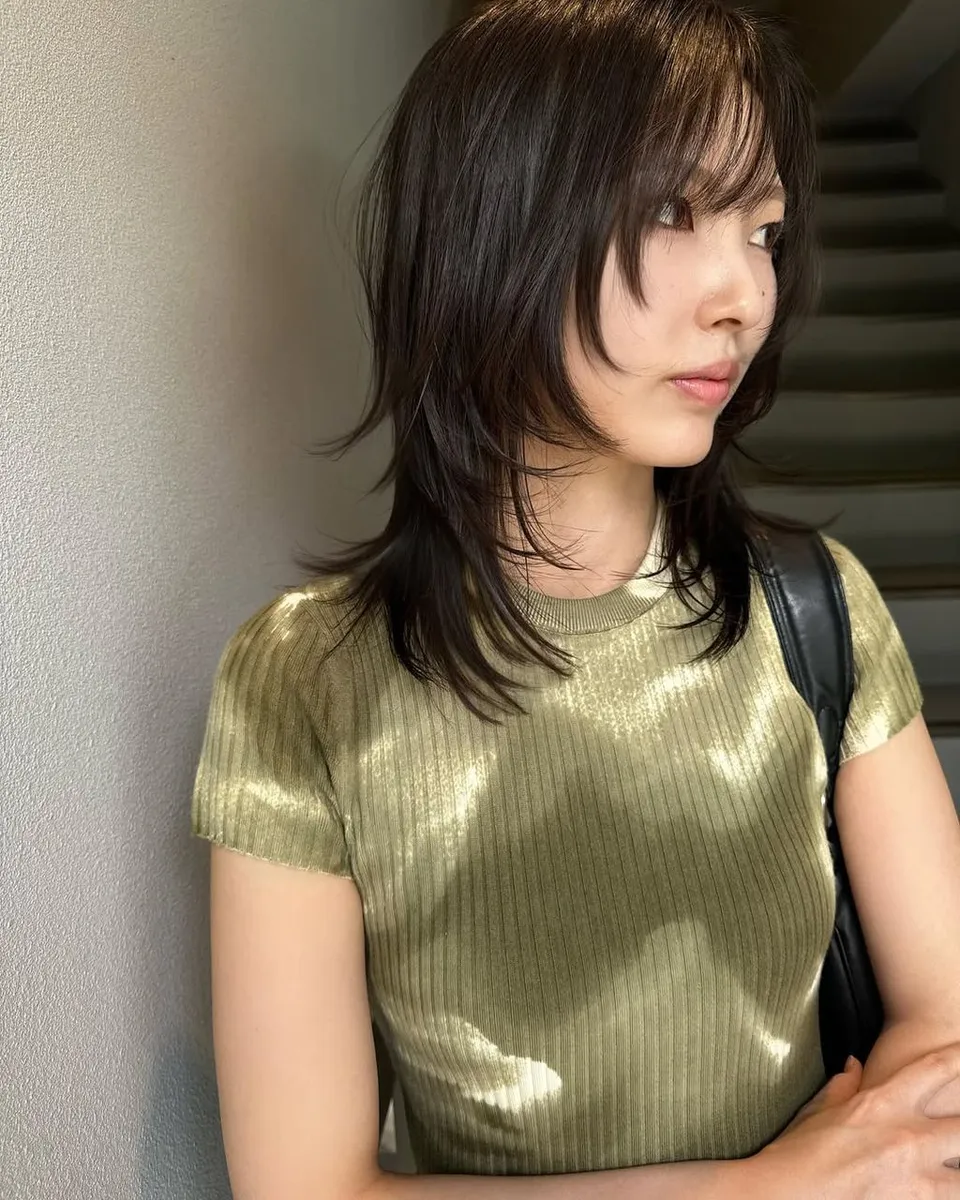 The Wolf Cut: The Edgy, Textured Hairstyle Dominating 2026