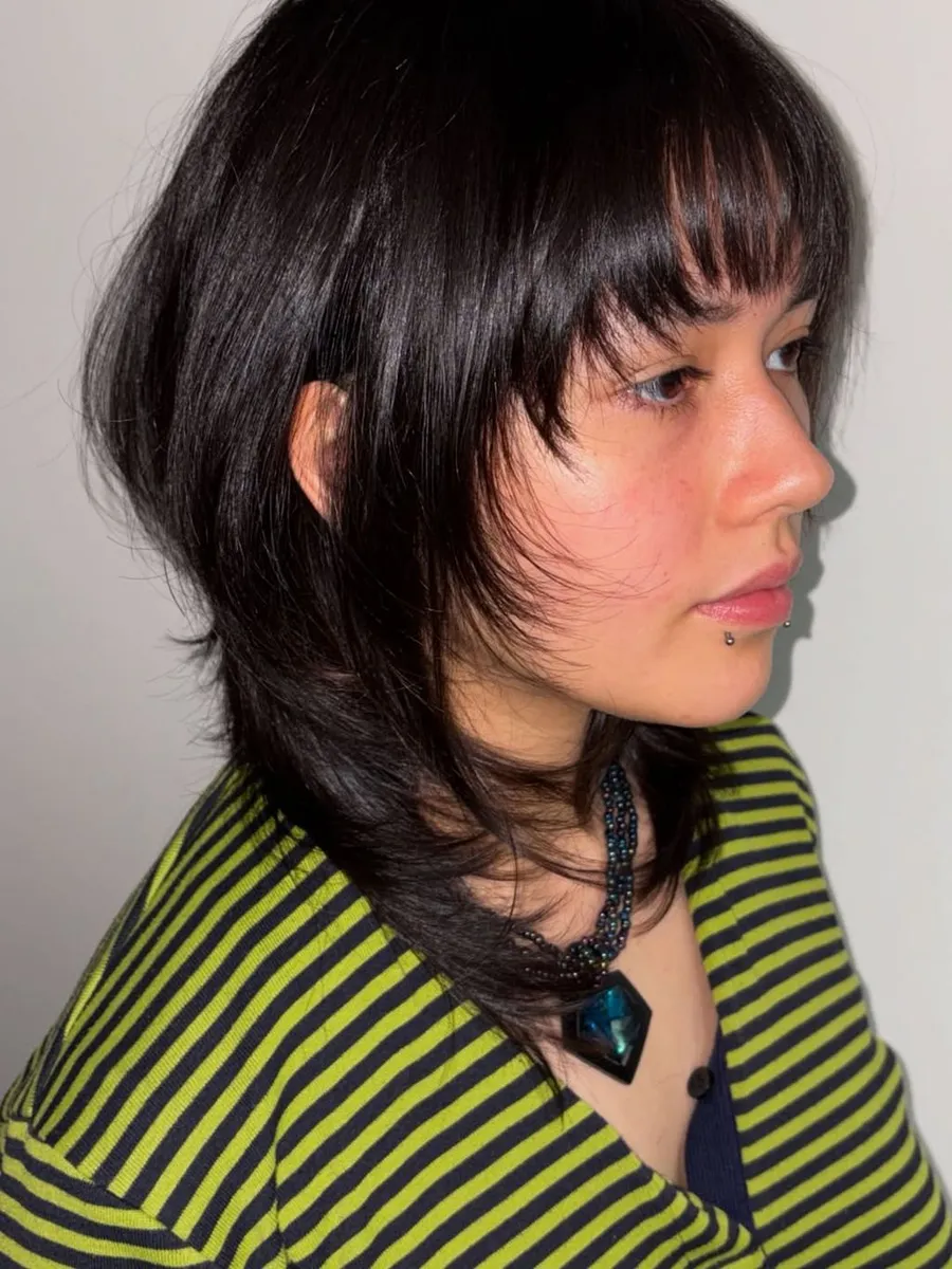 The Wolf Cut: The Edgy, Textured Hairstyle Dominating 2026