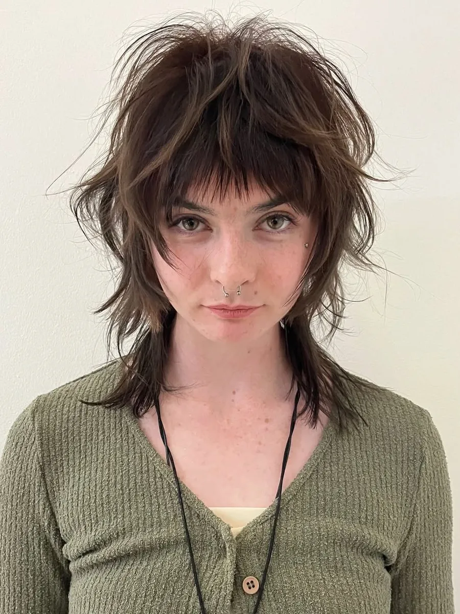 The Wolf Cut: The Edgy, Textured Hairstyle Dominating 2026