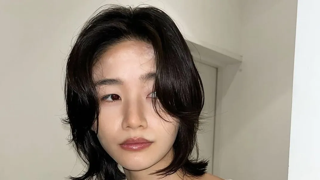 The Wolf Cut: The Edgy, Textured Hairstyle Dominating 2026