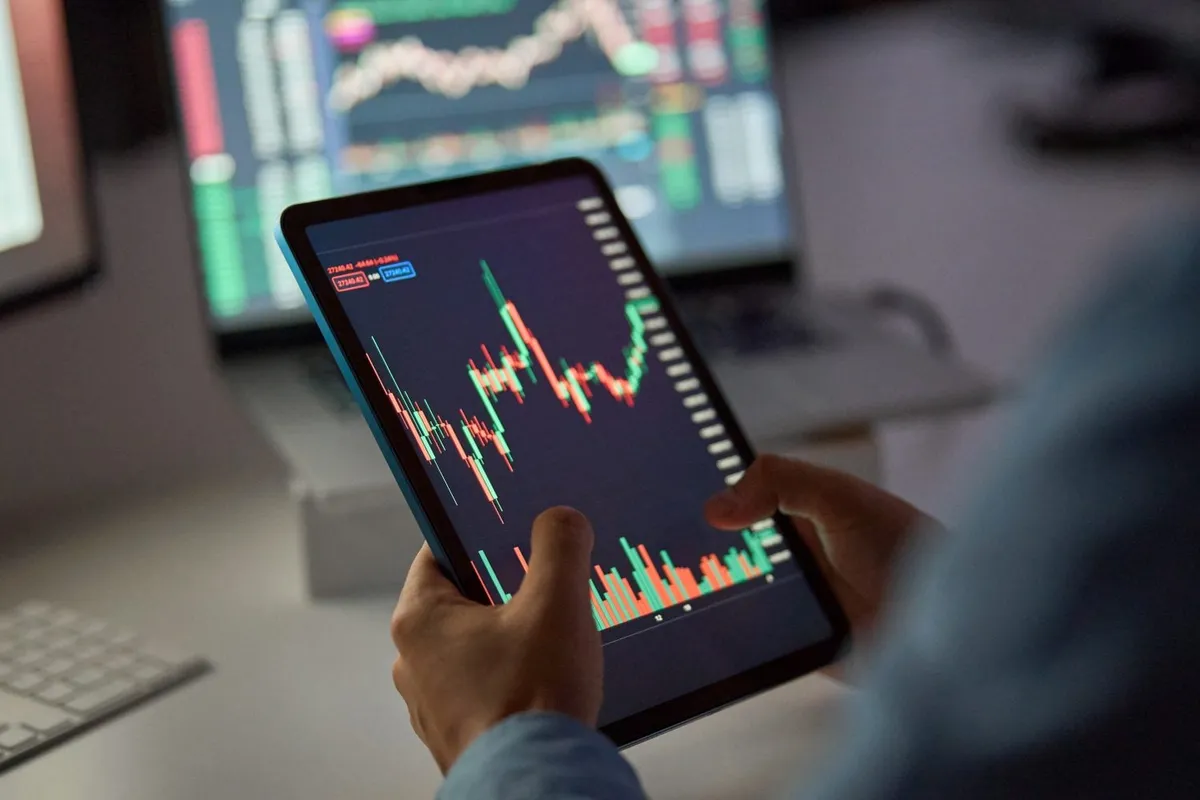 XRP vs. Ethereum: Analyzing a $5,000 Investment's Potential by 2028