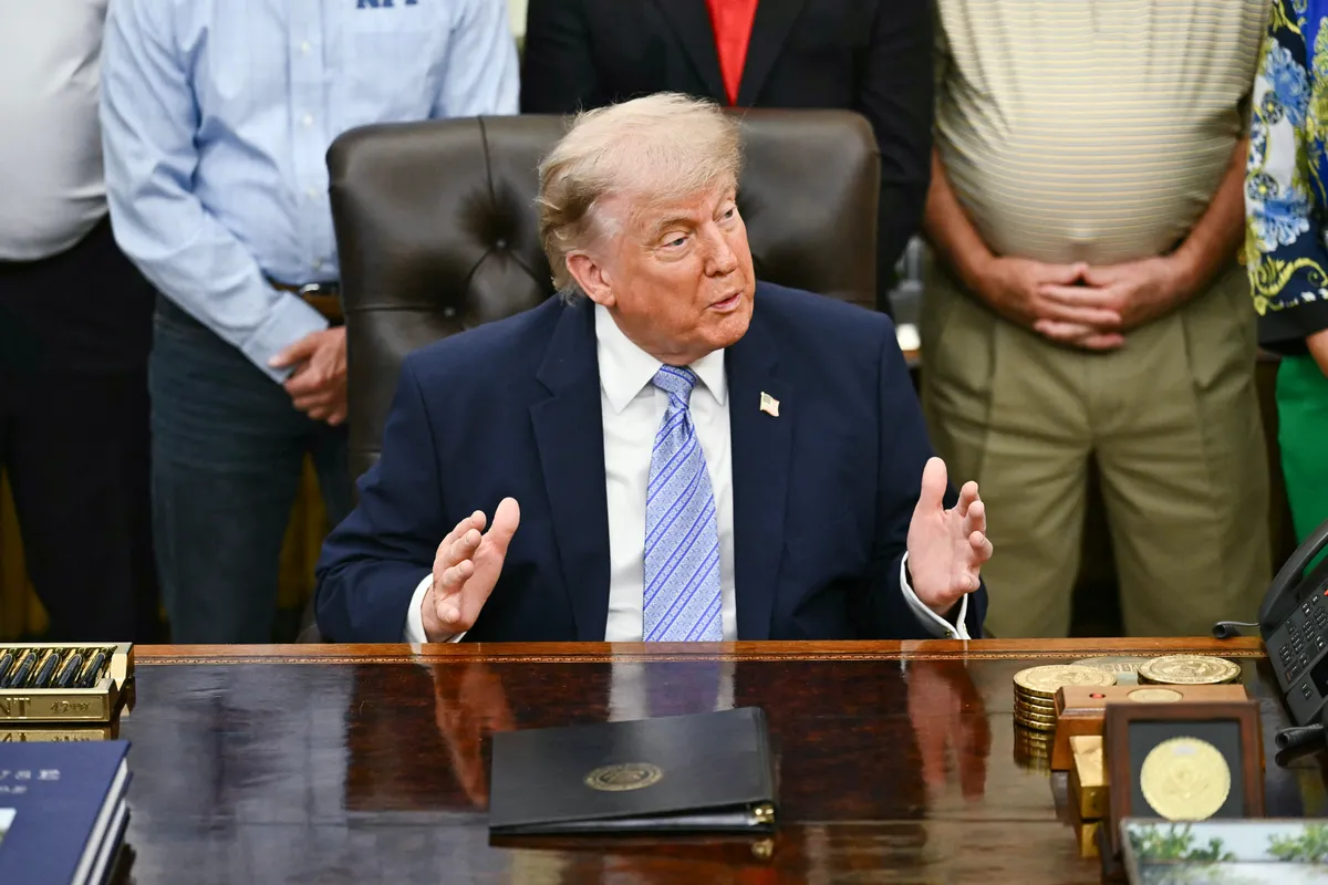 Viral Moment: Man's Protruding Belly Button Steals Spotlight During Trump's Oval Office Briefing