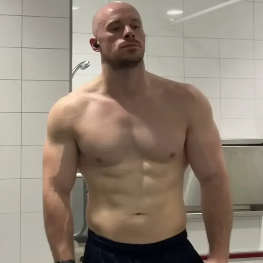 Man Documents One Month of Creatine Use: Before and After Photos Reveal Subtle Changes