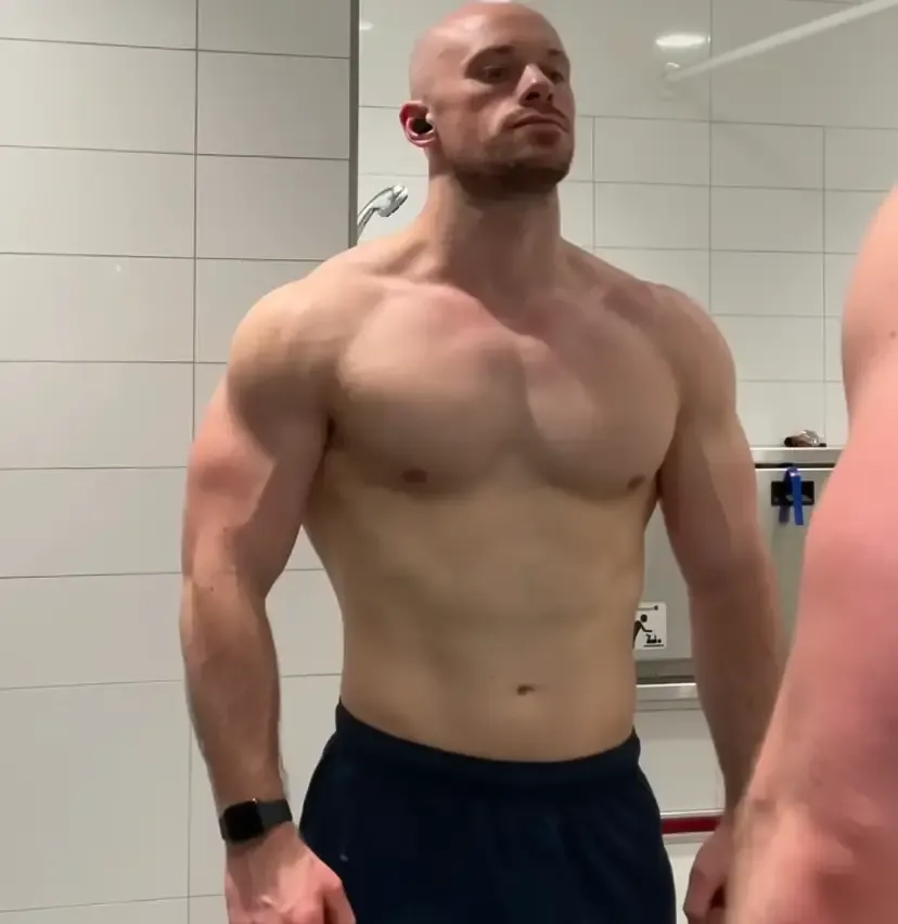Man Documents One Month of Creatine Use: Before and After Photos Reveal Subtle Changes