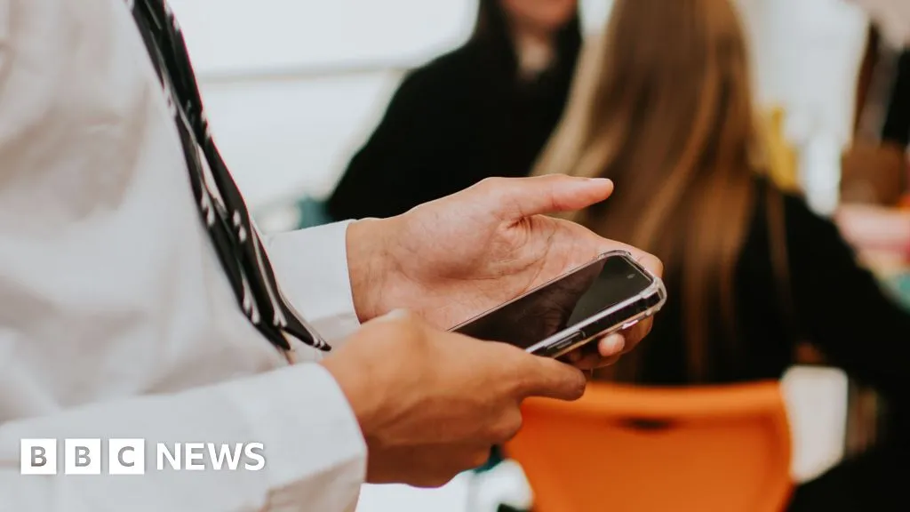 Wales Declines Nationwide School Mobile Phone Ban, Prioritizes School Autonomy