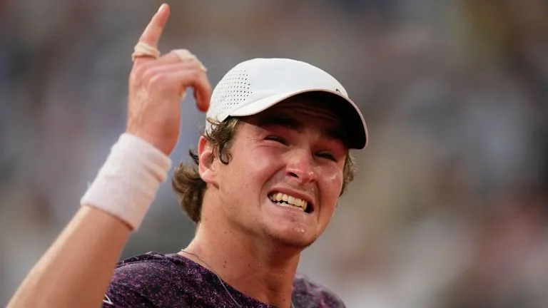 Teen Sensation Fonseca Stuns Djokovic in French Open Five-Set Thriller