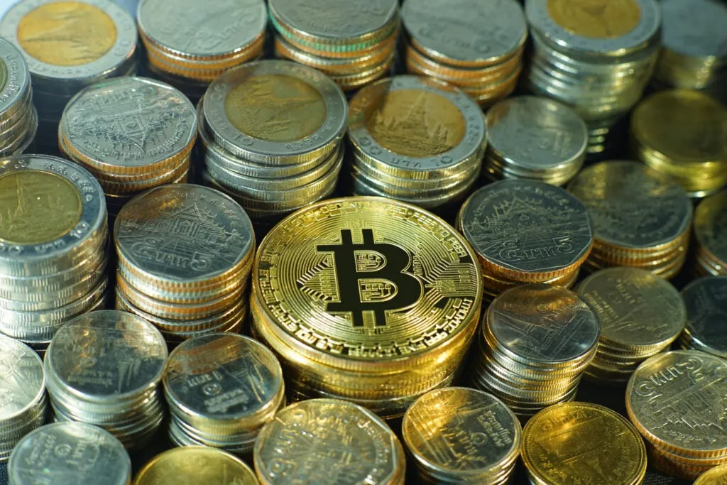 Peter Schiff Criticizes 'Unqualified' Crypto Advisors Amid Bitcoin Volatility